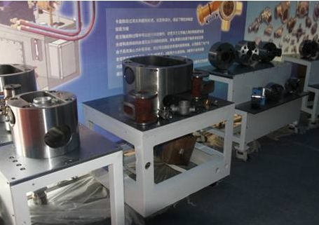 车床模具与电机哪个好些(模具与机床之间有哪些对应关系)